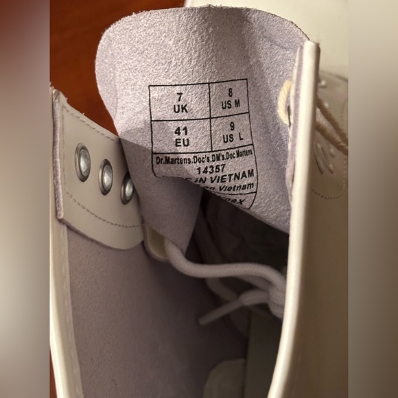 Dr. Martins Women’s Size 8 White Lace Up Boot NWT - Picture 2 of 3